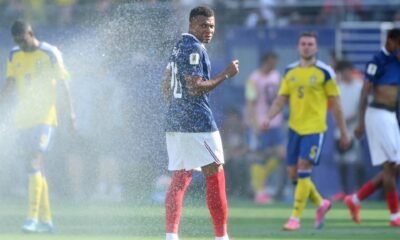 ola de calor — Kylian Mbappé se refresca durante un descanso de hidratación en la Copa del Mundo 2026 ante las altas temperaturas. Foto de: Dan Mullan/Getty Images/AFP