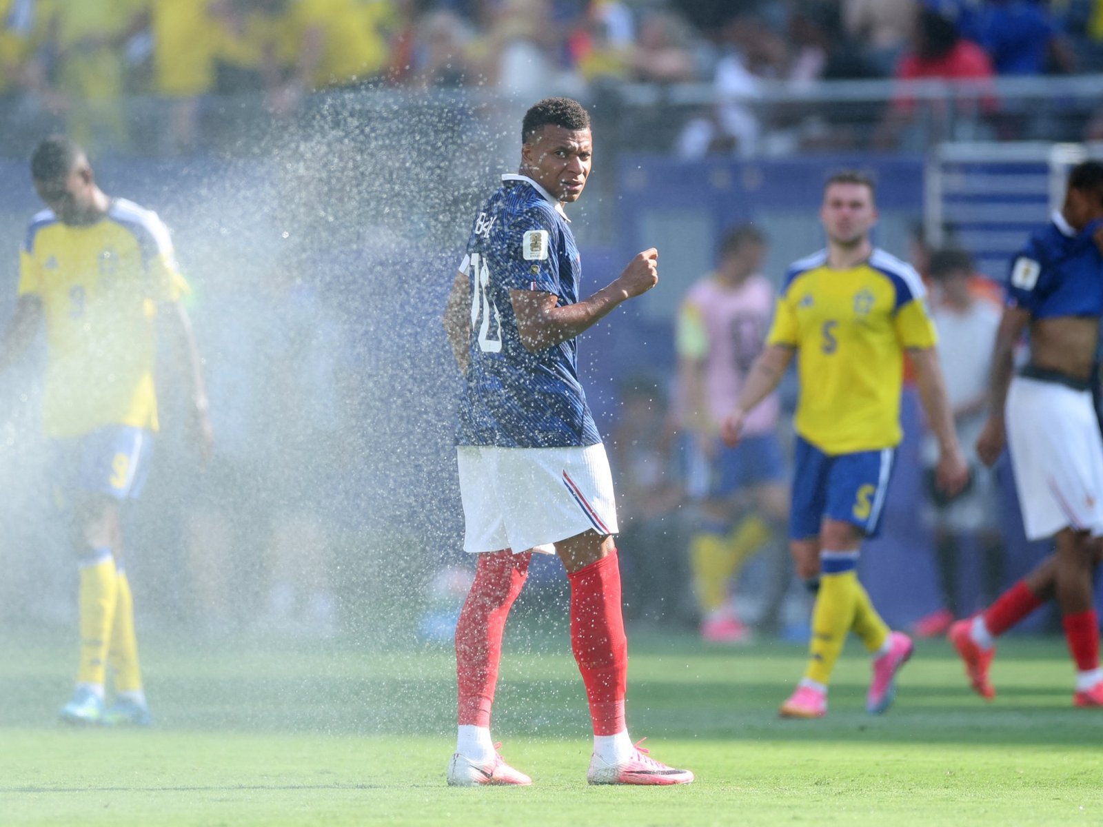 ola de calor — Kylian Mbappé se refresca durante un descanso de hidratación en la Copa del Mundo 2026 ante las altas temperaturas. Foto de: Dan Mullan/Getty Images/AFP