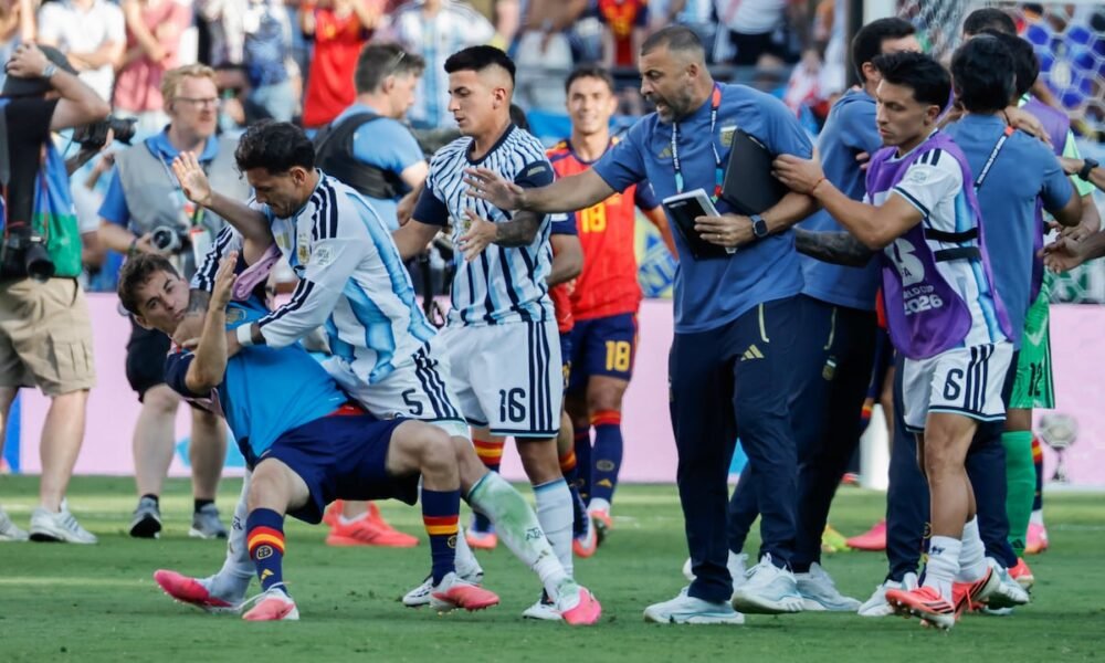 FIFA investiga agresiones — Jugadores de la selección argentina y personal técnico en el campo tras el pitido final del partido. Foto de: LAVANDEIRA JR (EFE) | Vídeo: EPV