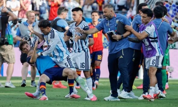 FIFA investiga agresiones — Jugadores de la selección argentina y personal técnico en el campo tras el pitido final del partido. Foto de: LAVANDEIRA JR (EFE) | Vídeo: EPV