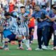 FIFA investiga agresiones — Jugadores de la selección argentina y personal técnico en el campo tras el pitido final del partido. Foto de: LAVANDEIRA JR (EFE) | Vídeo: EPV