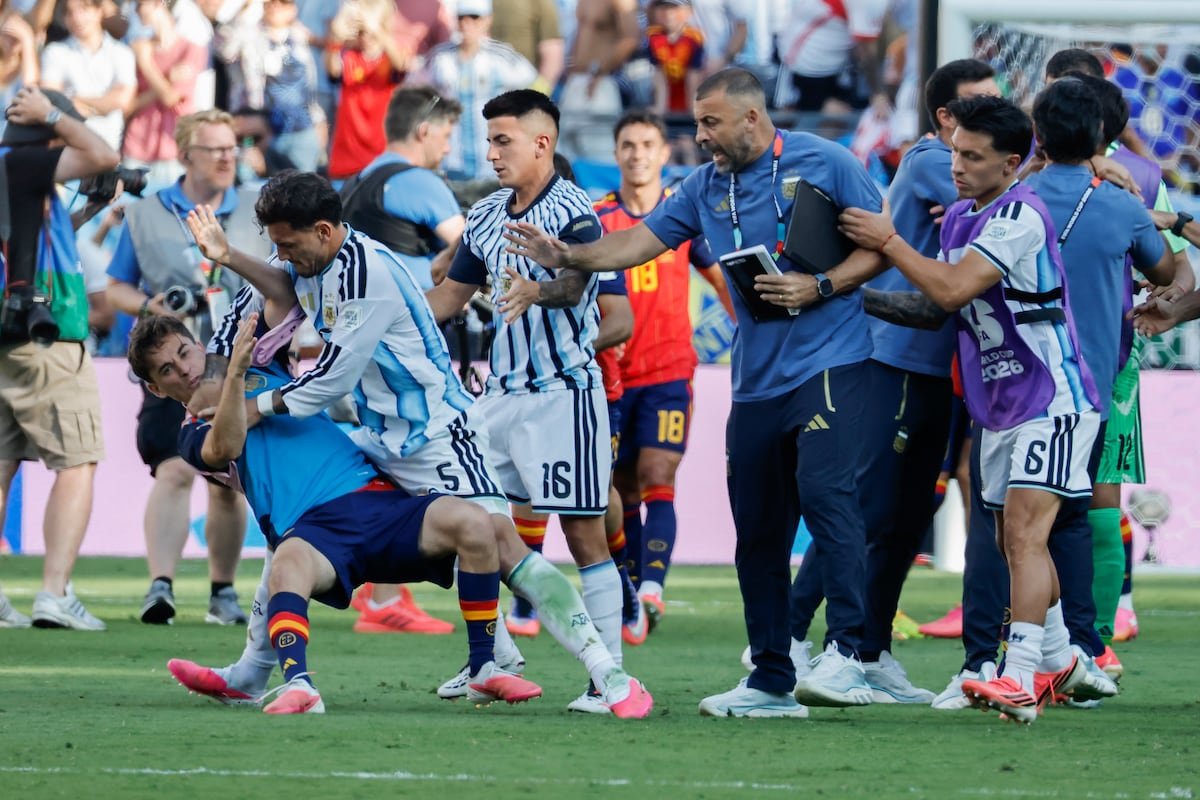 FIFA investiga agresiones — Jugadores de la selección argentina y personal técnico en el campo tras el pitido final del partido. Foto de: LAVANDEIRA JR (EFE) | Vídeo: EPV