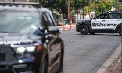 Fiscal Houston refuta — Patrullas de la policía de Houston en una calle donde ocurrió el tiroteo que involucró a agentes de ICE. Foto de: CNN en Español