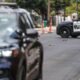 Fiscal Houston refuta — Patrullas de la policía de Houston en una calle donde ocurrió el tiroteo que involucró a agentes de ICE. Foto de: CNN en Español