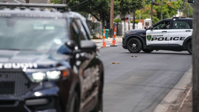 Fiscal Houston refuta — Patrullas de la policía de Houston en una calle donde ocurrió el tiroteo que involucró a agentes de ICE. Foto de: CNN en Español