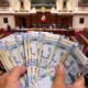 gasto planilla Congreso — Billetes de 100 soles peruanos sobre el fondo del Congreso de la República frente al aumento en el gasto de planillas. Foto de: La República