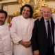 agradecimiento Gastón Acurio Francia — El chef peruano Gastón Acurio posa junto a otros chefs y un invitado en un evento que celebra la influencia de la cocina francesa. Foto de: Perú21