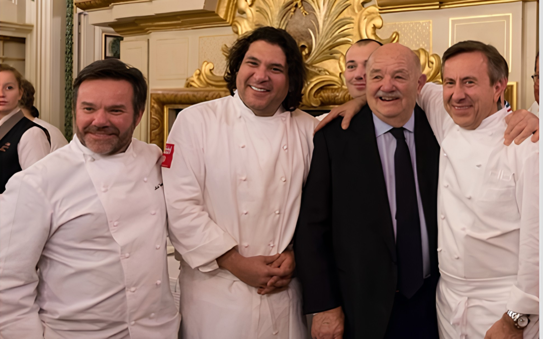 agradecimiento Gastón Acurio Francia — El chef peruano Gastón Acurio posa junto a otros chefs y un invitado en un evento que celebra la influencia de la cocina francesa. Foto de: Perú21