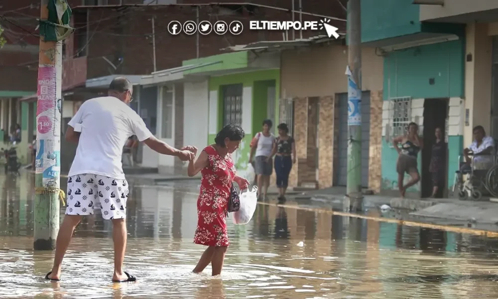 estado de emergencia — Vecinos de la región Piura enfrentan las inundaciones causadas por el fenómeno de El Niño en sus calles. Foto de: ELTIEMPO.PE