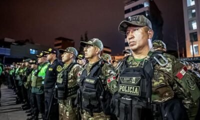 cinco distritos — Agentes de la Policía Nacional del Perú se mantienen en formación durante el anuncio del estado de emergencia en Pisco. Foto de: Perú21