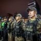 cinco distritos — Agentes de la Policía Nacional del Perú se mantienen en formación durante el anuncio del estado de emergencia en Pisco. Foto de: Perú21