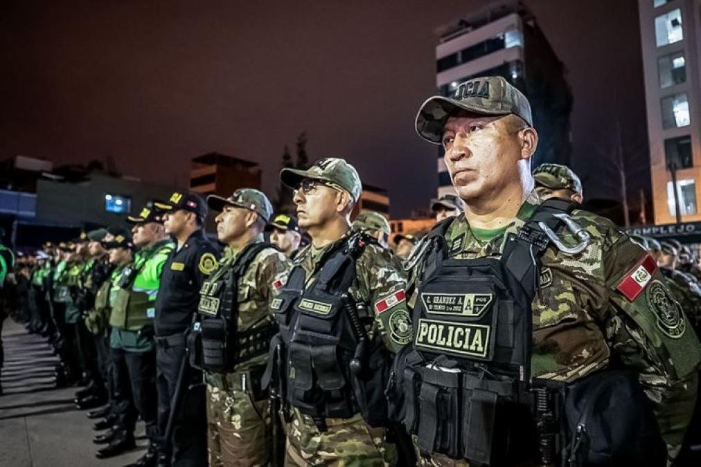 cinco distritos — Agentes de la Policía Nacional del Perú se mantienen en formación durante el anuncio del estado de emergencia en Pisco. Foto de: Perú21