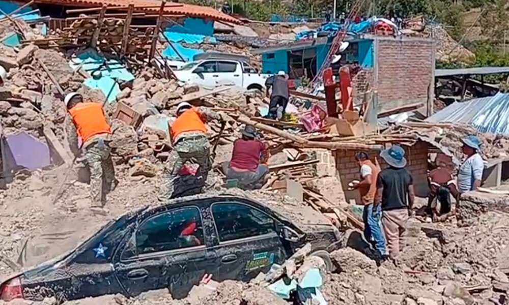 Gobierno declara estado — Personal de rescate y civiles trabajan entre los escombros tras el sismo que afectó a dos distritos en la región de Junín. Foto de: Exitosa Noticias