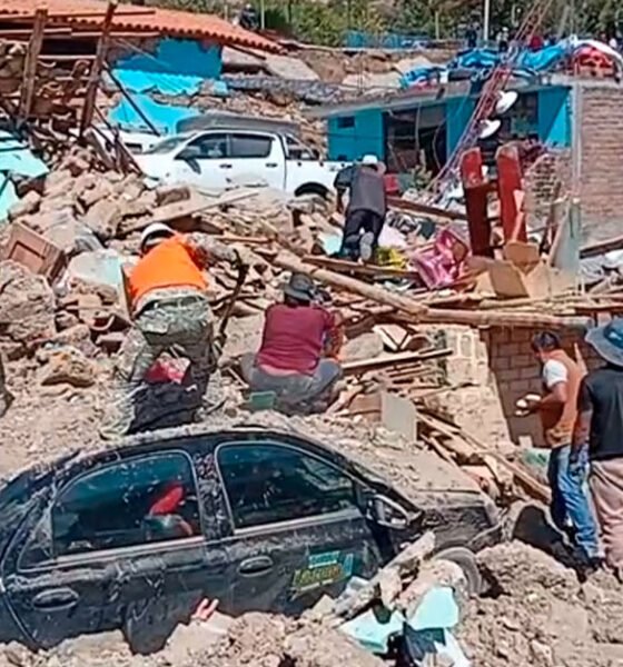 Gobierno declara estado — Personal de rescate y civiles trabajan entre los escombros tras el sismo que afectó a dos distritos en la región de Junín. Foto de: Exitosa Noticias