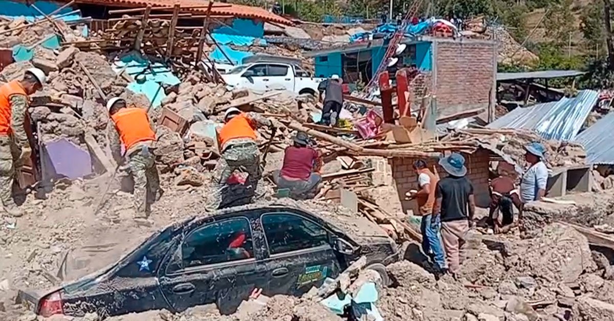 Gobierno declara estado — Personal de rescate y civiles trabajan entre los escombros tras el sismo que afectó a dos distritos en la región de Junín. Foto de: Exitosa Noticias