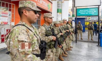 sistema tecnológico inteligencia — Soldados del Ejército peruano patrullan las calles como parte de los esfuerzos para combatir la delincuencia y el crimen organizado. Foto de: Perú21