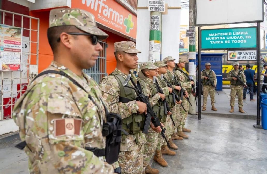 sistema tecnológico inteligencia — Soldados del Ejército peruano patrullan las calles como parte de los esfuerzos para combatir la delincuencia y el crimen organizado. Foto de: Perú21