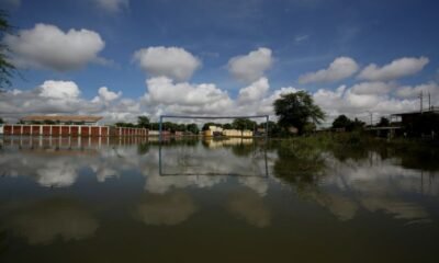 Gobierno peruano — Inundaciones en el distrito de El Indio, Piura, causadas por las intensas lluvias asociadas al fenómeno de El Niño en Perú. Foto de: REUTERS/Mariana Bazo