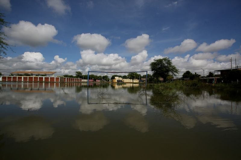 Gobierno peruano — Inundaciones en el distrito de El Indio, Piura, causadas por las intensas lluvias asociadas al fenómeno de El Niño en Perú. Foto de: REUTERS/Mariana Bazo