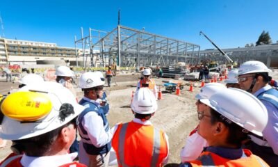 Personal de construcción y supervisión en el terreno donde se iniciará la obra del nuevo hospital del cáncer IREN Sur en Arequipa. Foto de: El Búho