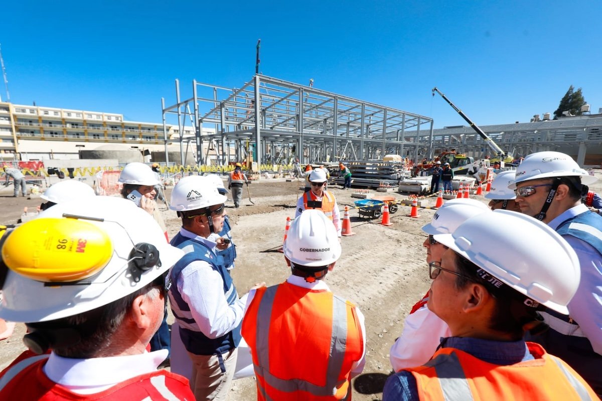 Personal de construcción y supervisión en el terreno donde se iniciará la obra del nuevo hospital del cáncer IREN Sur en Arequipa. Foto de: El Búho