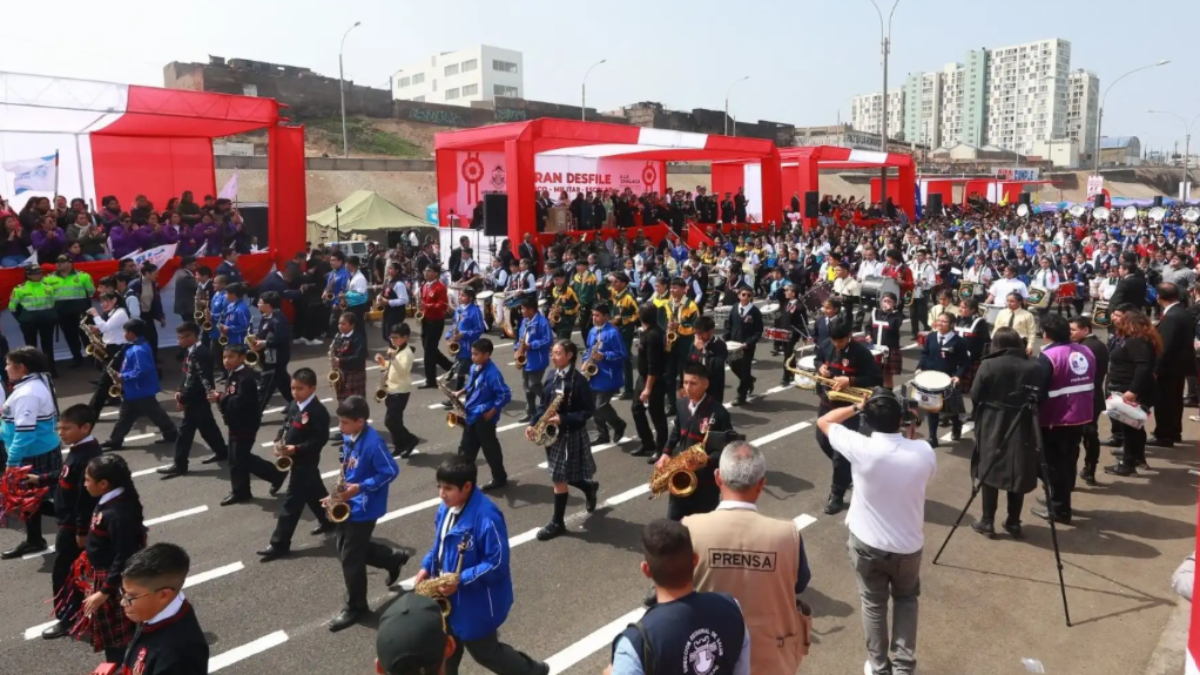 Gobierno Regional — Participantes y músicos se preparan para el desfile de Fiestas Patrias en las calles del Callao. Foto de: Perú21