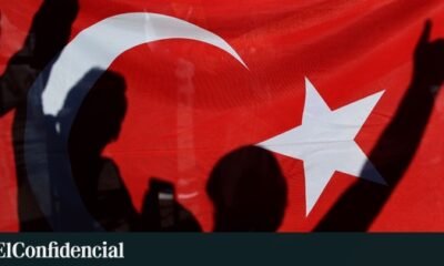 golpe estado Turquía 2016 — Ciudadanos turcos ondean banderas nacionales en un contexto de reflexión sobre la década transcurrida tras el golpe de Estado. Foto de: EFE. Erdem Sahin