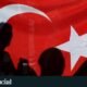 golpe estado Turquía 2016 — Ciudadanos turcos ondean banderas nacionales en un contexto de reflexión sobre la década transcurrida tras el golpe de Estado. Foto de: EFE. Erdem Sahin