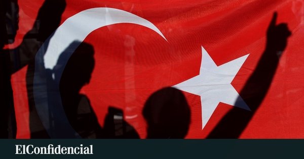golpe estado Turquía 2016 — Ciudadanos turcos ondean banderas nacionales en un contexto de reflexión sobre la década transcurrida tras el golpe de Estado. Foto de: EFE. Erdem Sahin