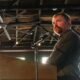 Graham Platner prepara — El demócrata Graham Platner habla frente a un micrófono en un evento público. Foto de: CNN en Español