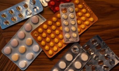 desabastecimiento medicamentos Perú — Varios blísteres de medicamentos sobre una superficie de madera ilustran la preocupación por el desabastecimiento de fármacos en EsSalud. Foto de: Gestión