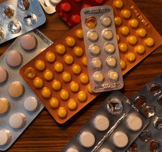 desabastecimiento medicamentos Perú — Varios blísteres de medicamentos sobre una superficie de madera ilustran la preocupación por el desabastecimiento de fármacos en EsSalud. Foto de: Gestión