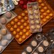 desabastecimiento medicamentos Perú — Varios blísteres de medicamentos sobre una superficie de madera ilustran la preocupación por el desabastecimiento de fármacos en EsSalud. Foto de: Gestión