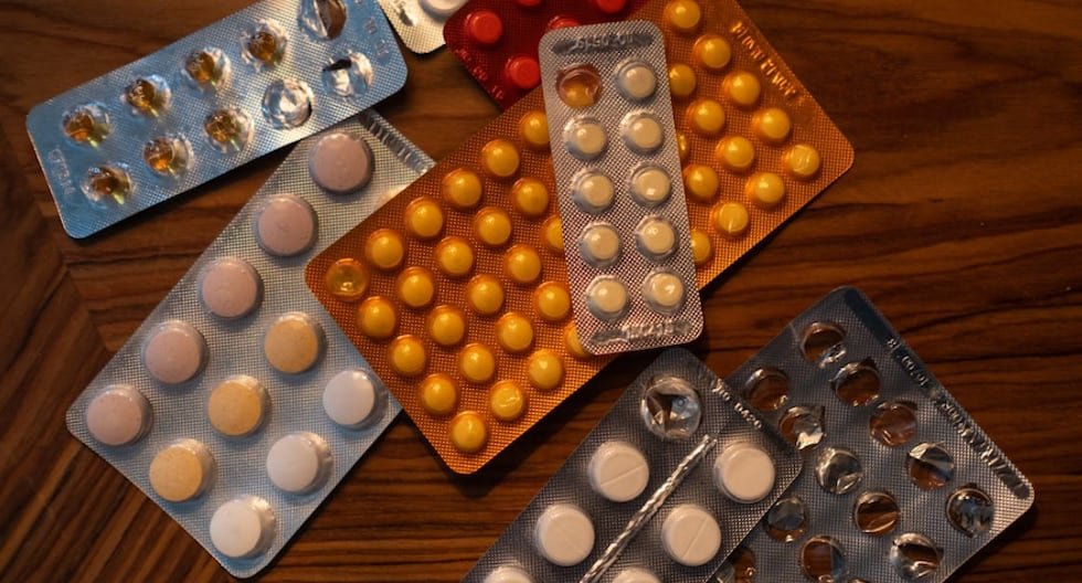 desabastecimiento medicamentos Perú — Varios blísteres de medicamentos sobre una superficie de madera ilustran la preocupación por el desabastecimiento de fármacos en EsSalud. Foto de: Gestión