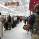 ICE abandona — Agentes de ICE patrullan las instalaciones del aeropuerto de Las Vegas tras un incidente con un hombre esposado. Foto de: CNN en Español