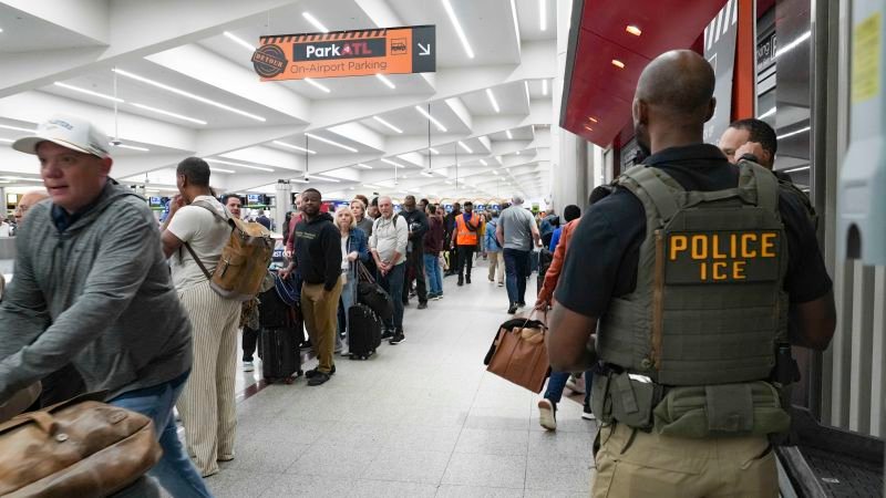 ICE abandona — Agentes de ICE patrullan las instalaciones del aeropuerto de Las Vegas tras un incidente con un hombre esposado. Foto de: CNN en Español