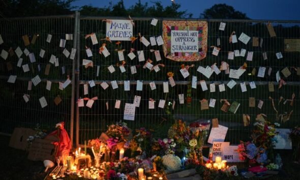 Estados Unidos — Un memorial con flores y notas en una cerca simboliza el impacto de los tiroteos ocurridos en Maine y Texas. Foto de: CNN en Español