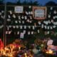 Estados Unidos — Un memorial con flores y notas en una cerca simboliza el impacto de los tiroteos ocurridos en Maine y Texas. Foto de: CNN en Español