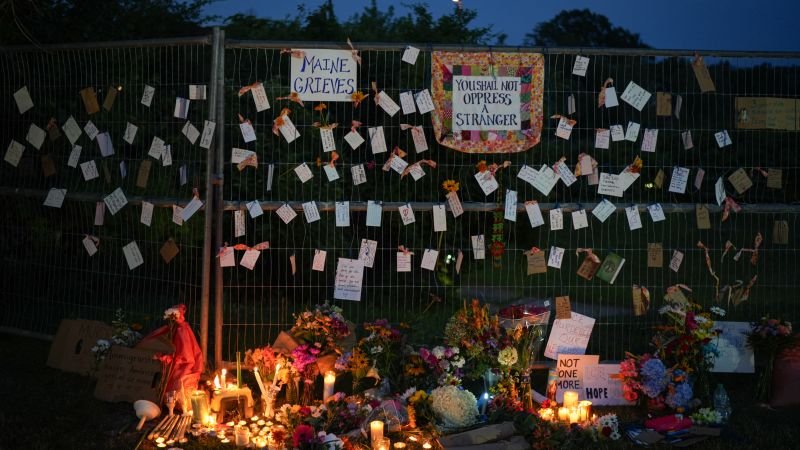 Estados Unidos — Un memorial con flores y notas en una cerca simboliza el impacto de los tiroteos ocurridos en Maine y Texas. Foto de: CNN en Español
