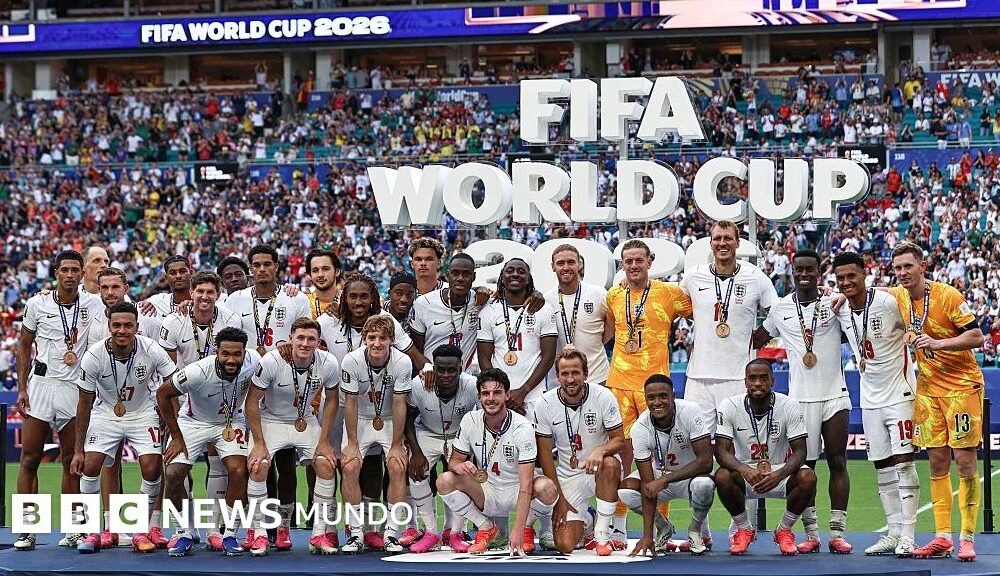 Inglaterra derrota Francia — Los jugadores de la selección de Inglaterra posan con sus medallas tras obtener el tercer puesto en el Mundial. Foto de: Getty Images