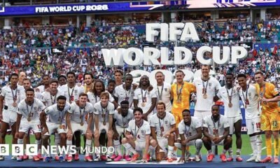 Inglaterra derrota Francia — Los jugadores de la selección de Inglaterra posan con sus medallas tras obtener el tercer puesto en el Mundial. Foto de: Getty Images