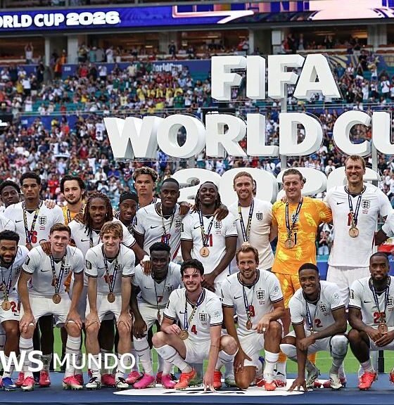Inglaterra derrota Francia — Los jugadores de la selección de Inglaterra posan con sus medallas tras obtener el tercer puesto en el Mundial. Foto de: Getty Images