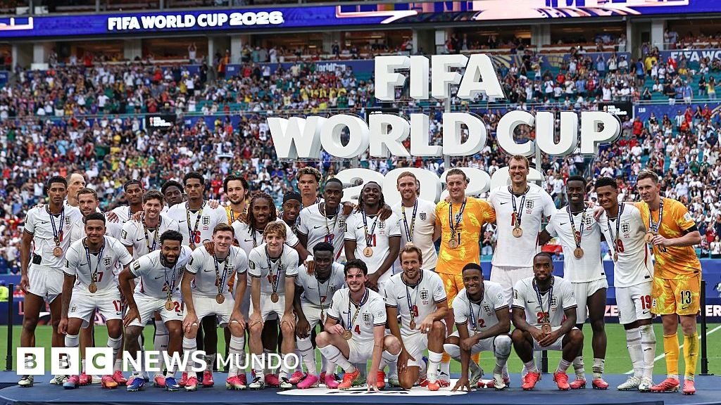 Inglaterra derrota Francia — Los jugadores de la selección de Inglaterra posan con sus medallas tras obtener el tercer puesto en el Mundial. Foto de: Getty Images
