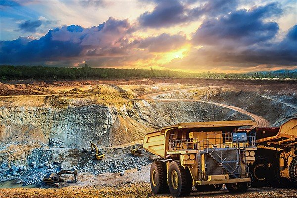 inversión minera Perú — Maquinaria pesada opera en una mina a cielo abierto, reflejando la importante inversión minera que alcanza los US$ 2,633 millones en el Perú. Foto de: El Peruano