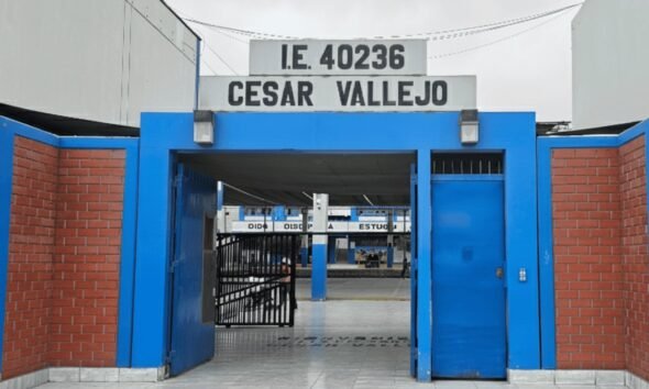 irregularidades obra escolar Arequipa — Fachada de la institución educativa César Vallejo en Arequipa, donde se reportaron irregularidades en las instalaciones eléctricas. Foto de: El Búho