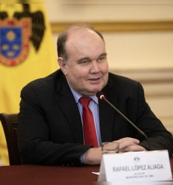 credencial senador Rafael López — Rafael López Aliaga durante una sesión en el Congreso de la República frente a las banderas del Perú y España. Foto de: La República