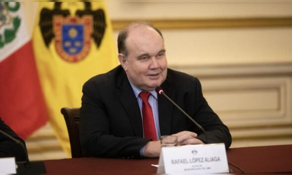 credencial senador Rafael López — Rafael López Aliaga durante una sesión en el Congreso de la República frente a las banderas del Perú y España. Foto de: La República