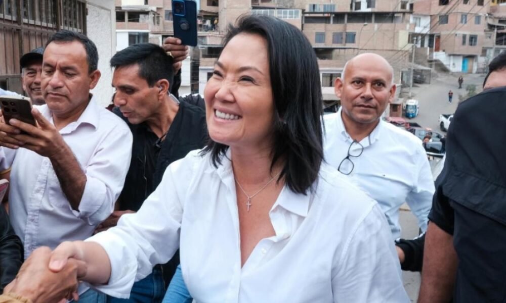 proclamación JNE Keiko Fujimori — Keiko Fujimori sonríe mientras es rodeada por personas durante la jornada previa a su proclamación como presidenta electa. Foto de: Perú21