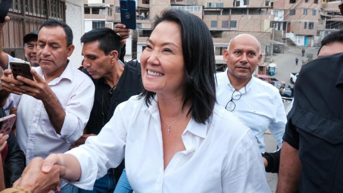 proclamación JNE Keiko Fujimori — Keiko Fujimori sonríe mientras es rodeada por personas durante la jornada previa a su proclamación como presidenta electa. Foto de: Perú21