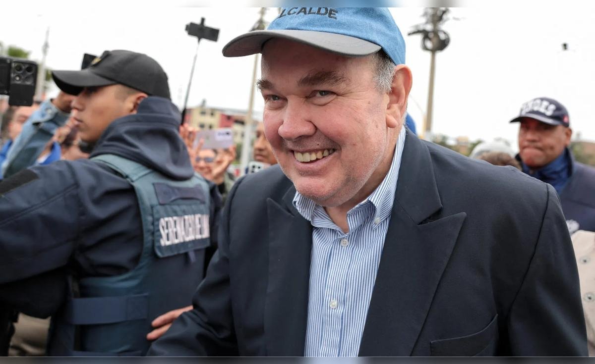 El alcalde de Lima, Rafael López Aliaga, sonríe durante un evento público mientras es escoltado por personal de seguridad. Foto de: La República